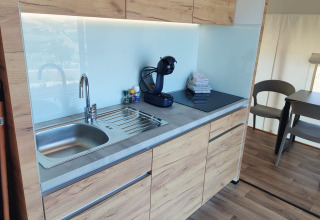 Modernes Glamping-Küchenbereich bei Brezza di sera agriturismo Le Marche mit Spüle und Kaffeemaschine.