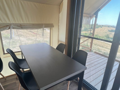Spiseområde i glamping-indkvartering med udsigt over markerne ved Brezza di sera agriturismo - Glampingtenten Le Marche