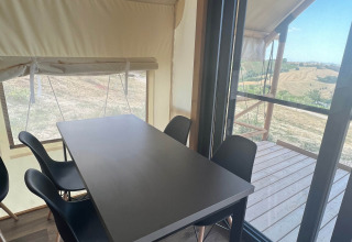 Spiseområde i glamping-indkvartering med udsigt over markerne ved Brezza di sera agriturismo - Glampingtenten Le Marche