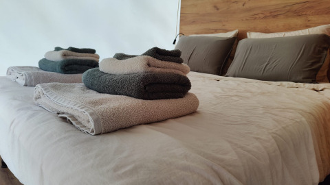 Alojamiento glamping acogedor con cama doble, toallas frescas y decoración en Brezza di sera agriturismo.