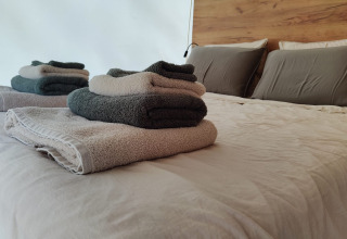 Gemütliches Glamping mit Doppelbett, frischen Handtüchern und stilvollem Ambiente bei Brezza di sera agriturismo.