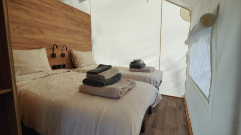 Glamping accommodation at Brezza di sera agriturismo - Glampingtenten Le Marche with twin beds and tidy linens.