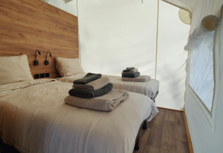 Glamping-indkvartering hos Brezza di sera agriturismo - Glampingtenten Le Marche med to enkeltsenge og hvide sengeklæder.