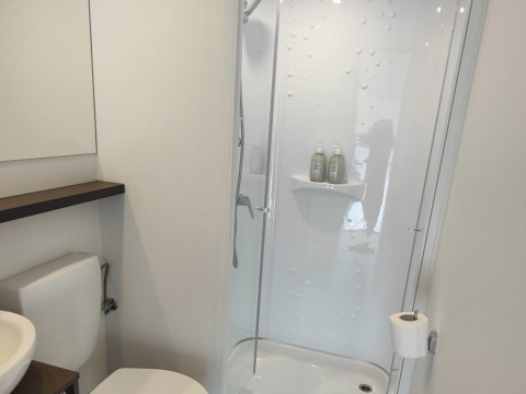 Bagno moderno nella glamping Brezza di sera agriturismo - Glampingtenten Le Marche.