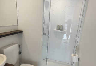 Salle de bain moderne dans la glamping Brezza di sera agriturismo - Glampingtenten Le Marche.