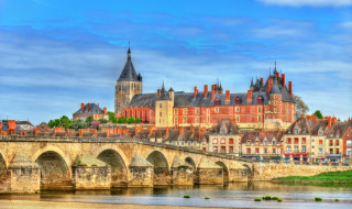 Vista de Gien, río Loira, Loiret, Francia.