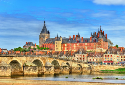 Vista de Gien, río Loira, Loiret, Francia.