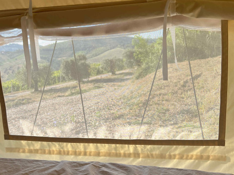 Blick aus einem Glampingzelt bei Brezza di sera agriturismo - Glampingtenten Le Marche in Italien.