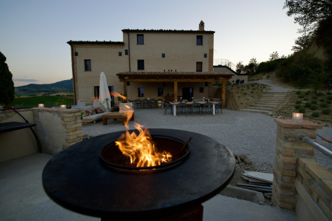 Alojamiento glamping en Brezza di sera agriturismo con zona exterior de fuego y vistas en Le Marche.