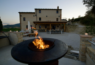 Alojamiento glamping en Brezza di sera agriturismo con zona exterior de fuego y vistas en Le Marche.