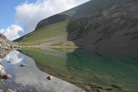 Scenic mountain lake at Brezza di sera agriturismo - Glampingtenten Le Marche, perfect glamping destination.