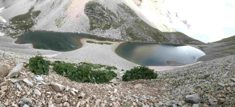 Dos lagos de montaña rodeados de piedras y vegetación, cerca de Brezza di sera agriturismo en Le Marche.