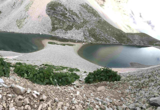 Due splendidi laghi di montagna con rive rocciose, vicino a Brezza di sera agriturismo a Le Marche.