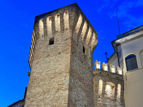 Tour médiévale éclairée au crépuscule dans les Marches, près du glamping Brezza di sera agriturismo.