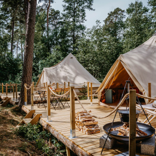 Glampingophold ved Nordic Woods - Wildernis Glamping Zweden med telte og træterrasse i naturskøn skov.
