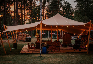 Glamping Nordic Woods - Wildernis Glamping Zweden met verlicht tentdoek en sfeervol ingericht in het bos.