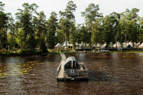 Glamping aan het meer met tenten en steiger, Nordic Woods - Wildernis Glamping Zweden, in het bos.