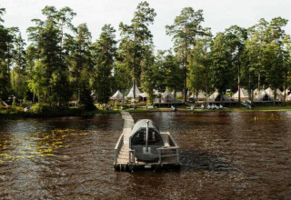 Glamping aan het meer met tenten en steiger, Nordic Woods - Wildernis Glamping Zweden, in het bos.