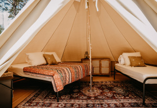 Sfeervolle glamping accommodatie bij Nordic Woods - Wildernis Glamping Zweden met comfortabele bedden en kleed.