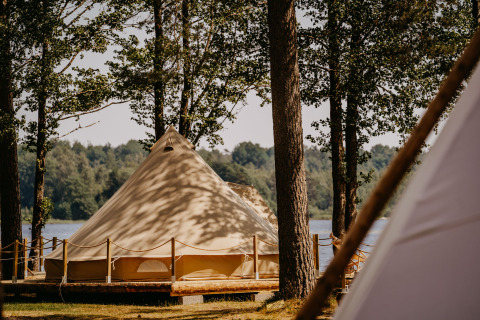 Glamping tent aan het meer en in het bos bij Nordic Woods - Wildernis Glamping Zweden, luxe kamperen in Zweden.