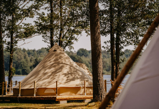 Glamping tent aan het meer en in het bos bij Nordic Woods - Wildernis Glamping Zweden, luxe kamperen in Zweden.