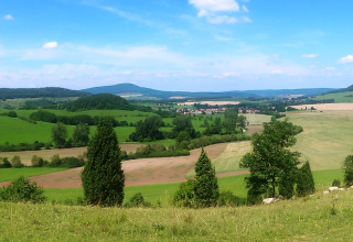 Panorama con colline e campi verdi vicino a Zur Grünen Kutte - Zigeunerwagen Thüringen glamping.
