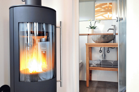 Glamping-interieur met houtkachel en moderne badkamer in Zur Grünen Kutte - Zigeunerwagen Thüringen camping.