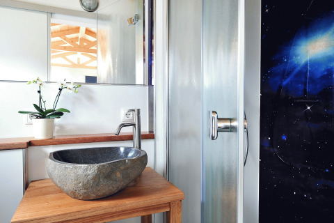 Salle de bain moderne avec lavabo en pierre et douche au glamping Zur Grünen Kutte - Zigeunerwagen Thüringen.