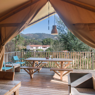 Safari tent di lusso con terrazza in legno e vista campagna a Quinta do Cascalhal, Braga, glamping.