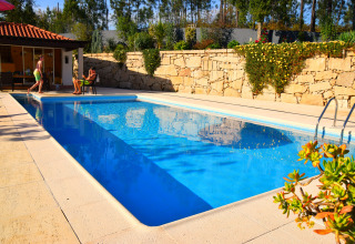 Glamping de lujo en Quinta do Cascalhal - Safaritenten Braga con piscina privada, terraza y zona de relax.