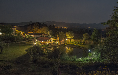 Vista notturna di Quinta do Cascalhal - Safaritenten Braga, glamping con tende safari e stagno.