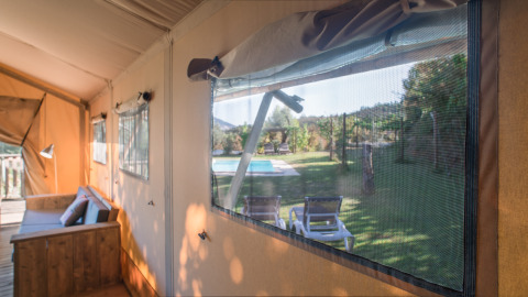 Uitzicht vanuit Quinta do Cascalhal - Safaritenten Braga, luxe glamping met zwembad en groene tuin.