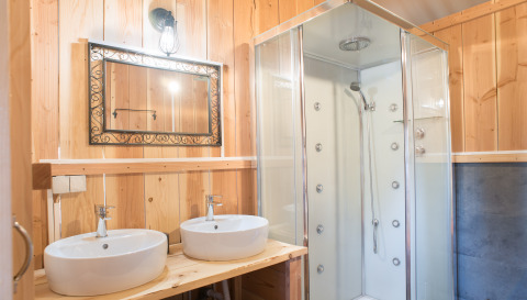 Moderne badeværelse i træ fra Quinta do Cascalhal - Safaritenten Braga med to håndvaske og brusekabine.