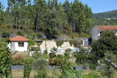Glamping accommodation at Quinta do Cascalhal - Safaritenten Braga, surrounded by forest and gardens.