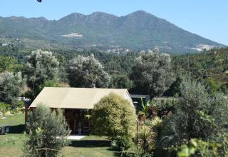 Sistemazione glamping presso Quinta do Cascalhal Safaritenten Braga, immersa nel verde e circondata da montagne.