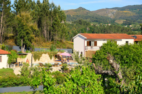 Glamping-indkvartering Quinta do Cascalhal - Safaritenten Braga med pool og naturudsigt i Portugal.