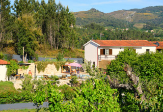 Glamping-Unterkunft Quinta do Cascalhal - Safaritenten Braga mit Pool und Bergblick in Portugal.
