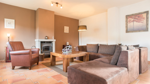 Soggiorno di lusso con camino e arredo moderno al glamping Quinta do Cascalhal Safaritenten Braga.