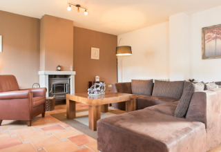 Soggiorno di lusso con camino e arredo moderno al glamping Quinta do Cascalhal Safaritenten Braga.