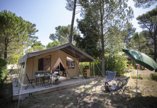 Alojamiento glamping en Huttopia Fontvieille – Glamping Provence con terraza, sillas y entorno natural.
