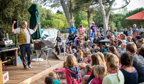 Open-Air-Show mit einem Clown für Kinder und Familien bei Huttopia Noirmoutier - Glamping Vendée.