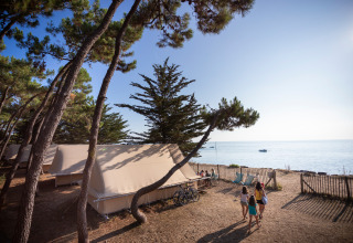 Hébergement glamping en bord de mer chez Huttopia Noirmoutier - Glamping Vendée, tentes et vue sur l’océan.