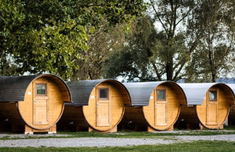 Filas de barriles de madera como alojamiento glamping en Camping Markelfingen - Schlaffässer al Bodensee.