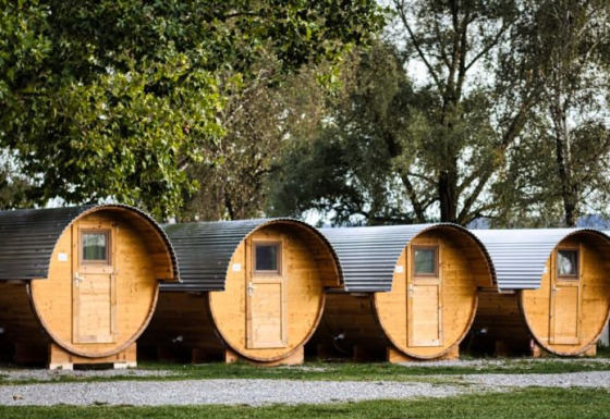 Alignement de tonneaux en bois pour dormir au Camping Markelfingen - Schlaffässer, au bord du Bodensee.