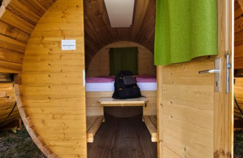 Ingresso di un alloggio glamping a forma di botte al Camping Markelfingen sul Lago di Costanza.