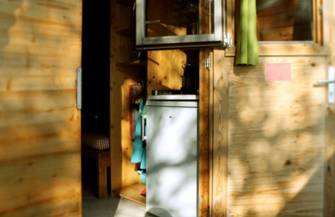 Eingang zu einer Glamping-Unterkunft bei Camping Markelfingen - Schlaffässer am Bodensee mit Holzdetails.