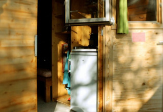 Ingresso di alloggio glamping a Camping Markelfingen - Schlaffässer sul Lago di Costanza con arredo in legno.