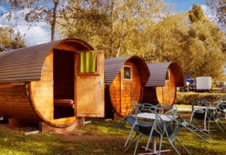 Alojamiento glamping en Camping Markelfingen con cabañas tipo barril y área para sentarse al aire libre en Bodensee.