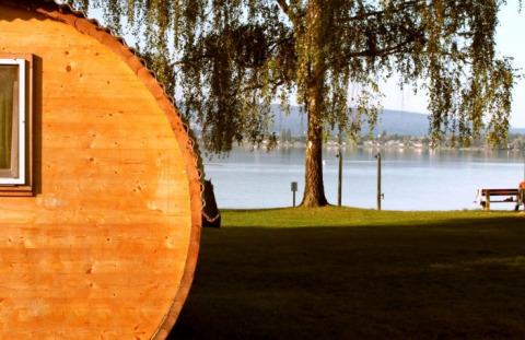 Glampingaccommodatie Camping Markelfingen - Schlaffässer aan de Bodensee met uitzicht op het meer.