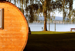 Glampingaccommodatie Camping Markelfingen - Schlaffässer aan de Bodensee met uitzicht op het meer.